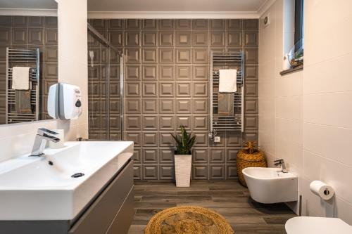 a bathroom with a sink and a shower at Akivillas Setúbal Paradise in Setúbal