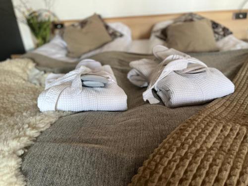 Una cama con toallas blancas encima. en Fröjel Resort, en Fröjel