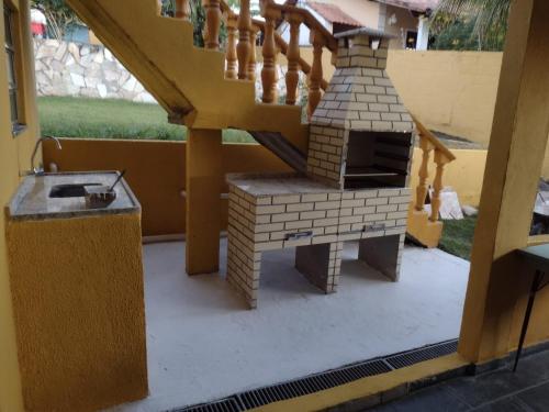 a model of a house with a stairs and a grill at Casa Temporada Cabo Frio in São Pedro da Aldeia