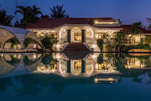 Kolam renang di atau dekat dengan SaffronStays Moira, Kamshet