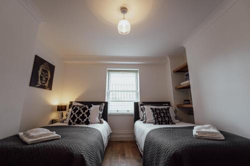 A bed or beds in a room at Northum Place - Elegant City Centre Apartment