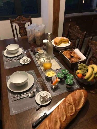 - une table avec petit-déjeuner dans l'établissement Ferme de Noyes, à Sourdeval