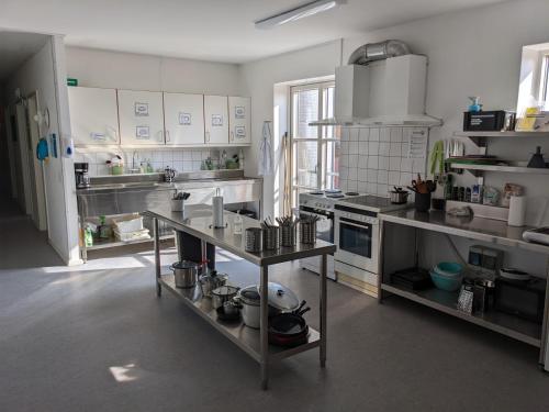 Una cocina o cocineta en Nexø Modern Hostel. Private Rooms