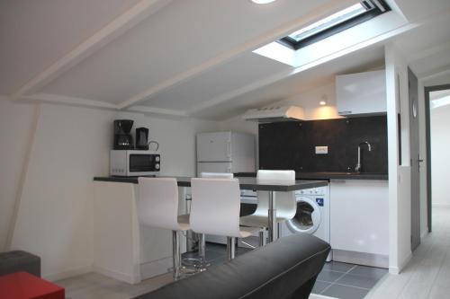 Virtuvė arba virtuvėlė apgyvendinimo įstaigoje Comfortable Apartment In Downtown La Rochelle