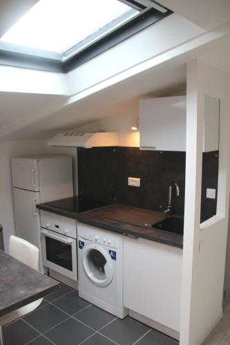 Virtuvė arba virtuvėlė apgyvendinimo įstaigoje Comfortable Apartment In Downtown La Rochelle