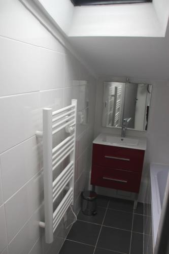 Vonios kambarys apgyvendinimo įstaigoje Comfortable Apartment In Downtown La Rochelle