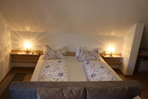 1 Schlafzimmer mit 2 Betten und 2 Lampen an 2 Tischen in der Unterkunft Appartement Kopp am Kirnberg See in Unterbränd