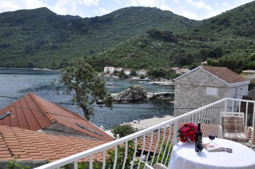 - une table sur un balcon avec vue sur la rivière dans l'établissement Apartment Danijela, à Okuklje