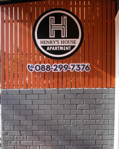 Sijil, anugerah, tanda atau dokumen lain yang dipamerkan di Henry’s House