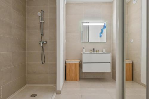 une salle de bain avec douche et lavabo dans l'établissement T2 NEUF B4 RDJ - PISCINE–ACCÈS DIRECT PLAGES ET CENTRE VILLAGE -, à Saint-Cyr-sur-Mer