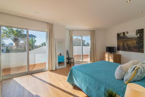 Una habitación con cama y vistas al océano. en The Old Village, Prestige and Solar by Village 4U, en Vilamoura