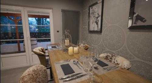 a dining room with a table and chairs and a window at Les Suites M in Wanze