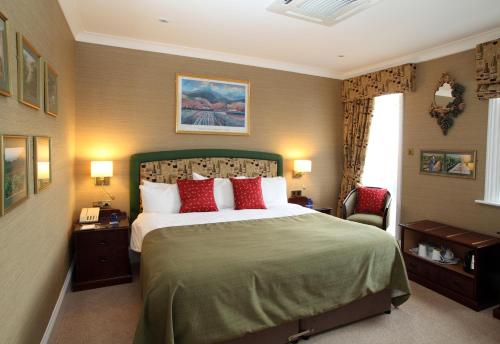 una camera da letto con un letto grande con cuscini rossi di Imperial Hotel a Great Yarmouth