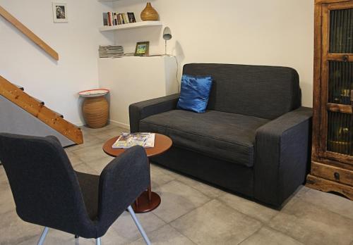 ein Wohnzimmer mit einem Sofa und einem Tisch in der Unterkunft PLAN LOFT in Marseille