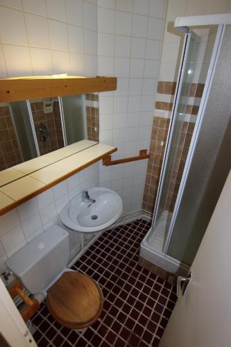 Salle de bains dans l'établissement Lac du Lou Appartements VTI