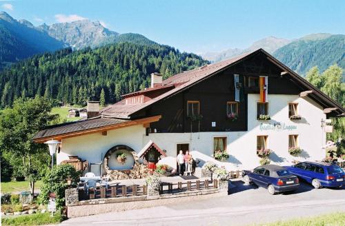 un gruppo di persone che si trovano di fronte a un edificio di Gasthof Luggau a Maria Luggau