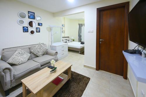 Posezení v ubytování Early 2024 Deal! Cozy studio Apartment JLT - DNL