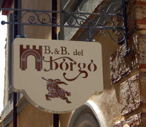 un cartello su un edificio con un cavallo di B&B Del Borgo a San Marco Argentano
