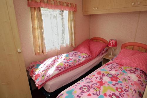 Cama o camas de una habitación en Flemings White Bridge Self-Catering Mobile Home Hire