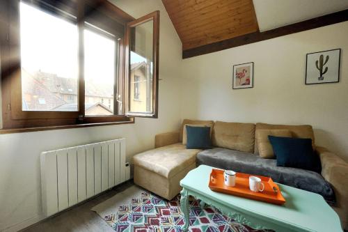 ein Wohnzimmer mit einem Sofa und einem Tisch in der Unterkunft Apartment Historical City Center in Annecy