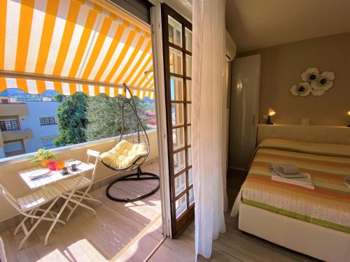 a bedroom with a hammock and a bed and a balcony at IL TERRAZZO A BELLAGIO in Bellagio