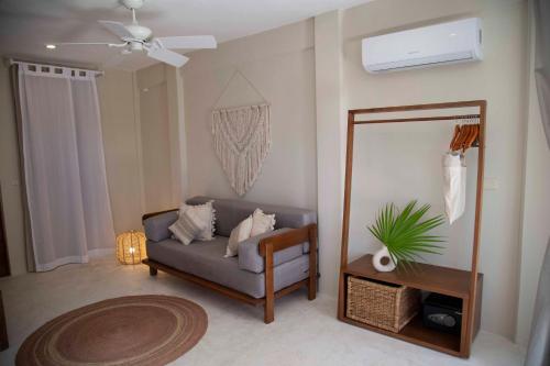 Un lugar para sentarse en Noah Beach Hotel & Suites