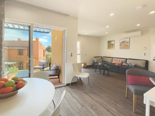un salon avec un canapé et une table dans l'établissement Bastidon de l'Olivaie, à Bandol