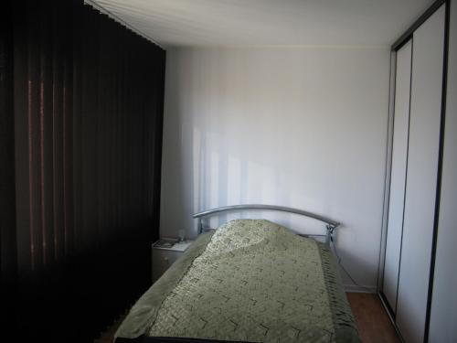 niewielka sypialnia z łóżkiem w rogu w obiekcie Książęca 41 w Poznaniu