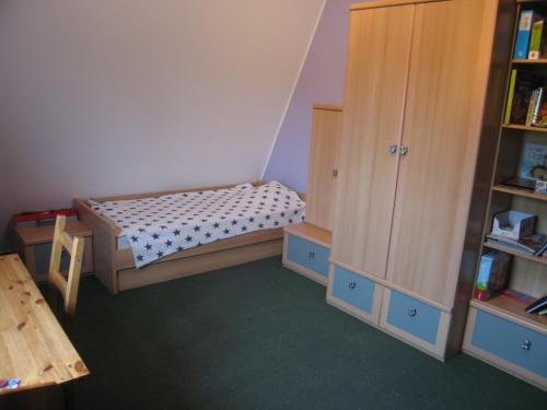 małą sypialnię z łóżkiem i półką na książki w obiekcie Książęca 41 w Poznaniu