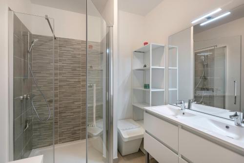 Ein Badezimmer in der Unterkunft Appartement moderne pour 4 situe a La Baule Escoublac