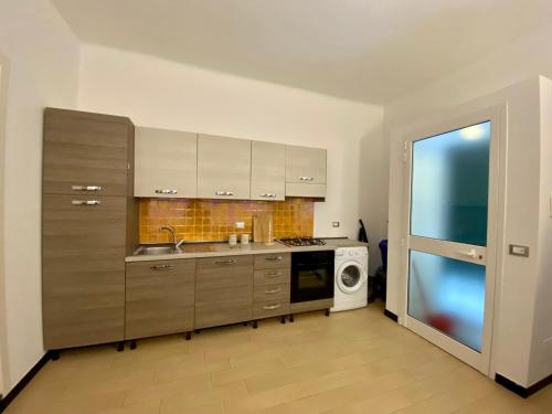a kitchen with a sink and a washing machine at Appartamento LA ROSA in Riva Trigoso