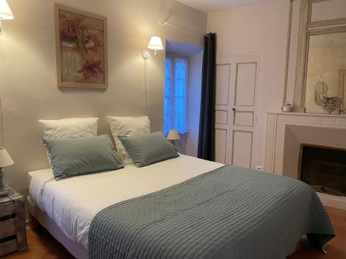 Un pat sau paturi într-o cameră la L'Ensoleillée