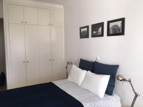 1 dormitorio con 1 cama y armario blanco en Charming Suite Private Wc & Balcony, en Lisboa