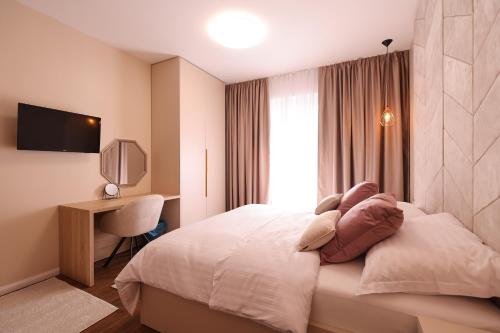 Habitación de hotel con cama y escritorio en D-Palace-Adriatic, en Donji Zemunik
