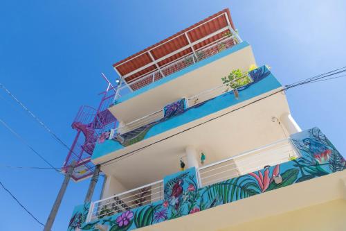 un edificio con un mural colorido. en Suites de Mita - Boutique Hotel en Punta Mita