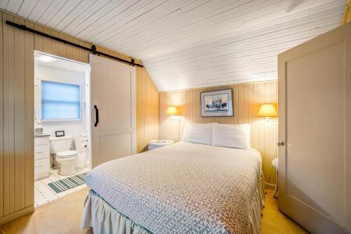 ein Schlafzimmer mit einem Bett und ein Badezimmer in der Unterkunft Salt Water Cottage in Gearhart