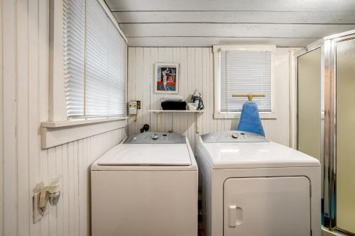 ein kleines Bad mit zwei Waschbecken und einem Waschbecken in der Unterkunft Salt Water Cottage in Gearhart