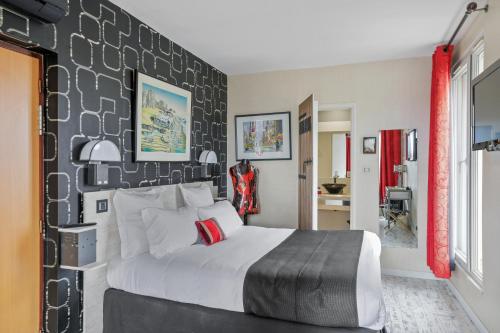 a bedroom with a large bed with a black accent wall at Urban Style hotel de l'Europe in Rouen