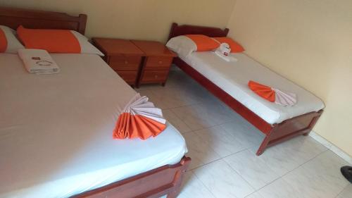 Ліжко або ліжка в номері HOTEL EL CAMINANTE DEL LLANO
