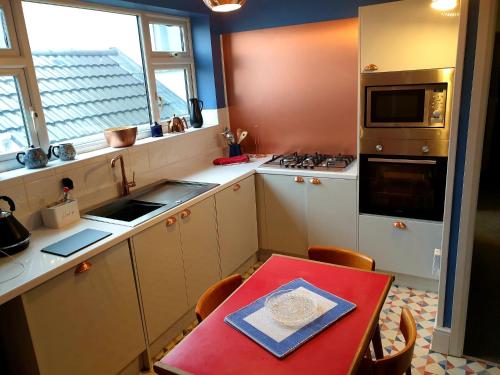 Inalong - Quirky property with sea views above an Ale House tesisinde mutfak veya mini mutfak