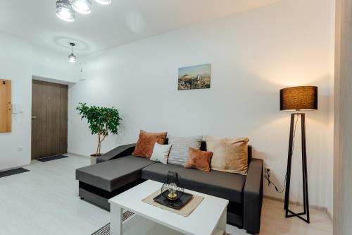 a living room with a couch and a table at Apartmán vo vile Kammergraf in Banská Štiavnica