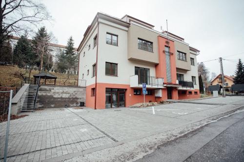 a building on the side of a street at Apartmán vo vile Kammergraf in Banská Štiavnica