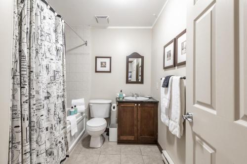 łazienka z toaletą i umywalką w obiekcie Townhouse With Free Shuttle To Tremblant Resort w mieście Mont-Tremblant