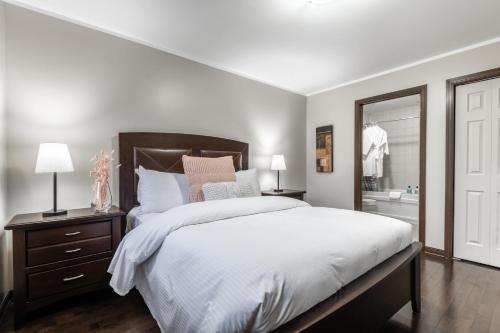 Un pat sau paturi într-o cameră la Townhouse With Free Shuttle To Tremblant Resort