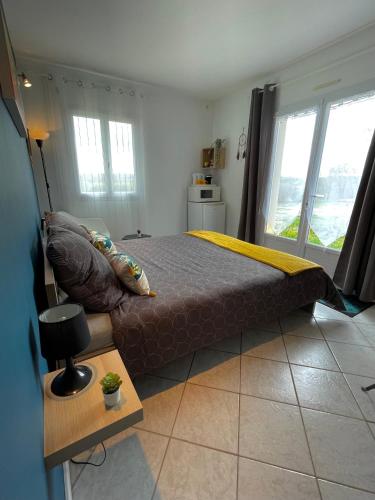 une chambre avec un grand lit et une fenêtre dans l'établissement Chambre calme avec piscine, à Cavagnac