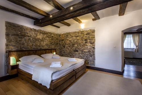 Una cama o camas en una habitación de Castle Hotel Daniel