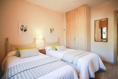 a room with two beds in a room at Casa Rural Sierra Oeste in Madrid
