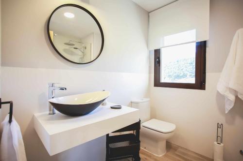 a bathroom with a sink and a mirror on the wall at Casa Rural Sierra Oeste in Madrid