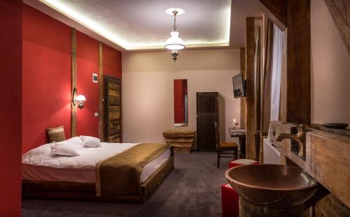 Una cama o camas en una habitación de Castle Hotel Daniel