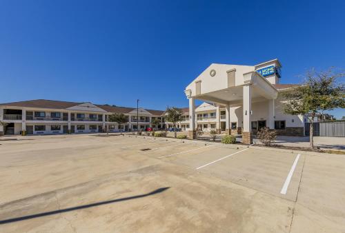 an empty parking lot in front of a building at Home Place Inn Spring I-45 North and 1960 in Westfield